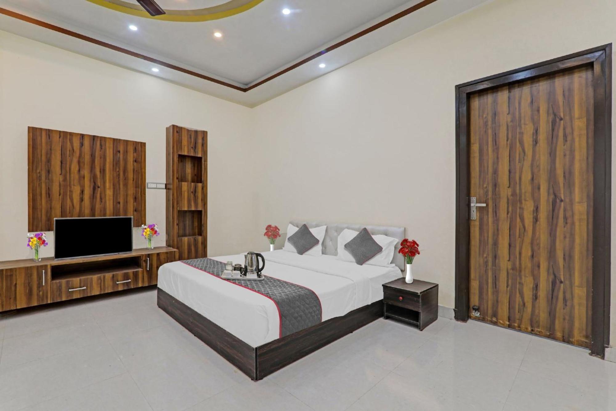 Townhouse Relax Inn Chinhat Extérieur photo