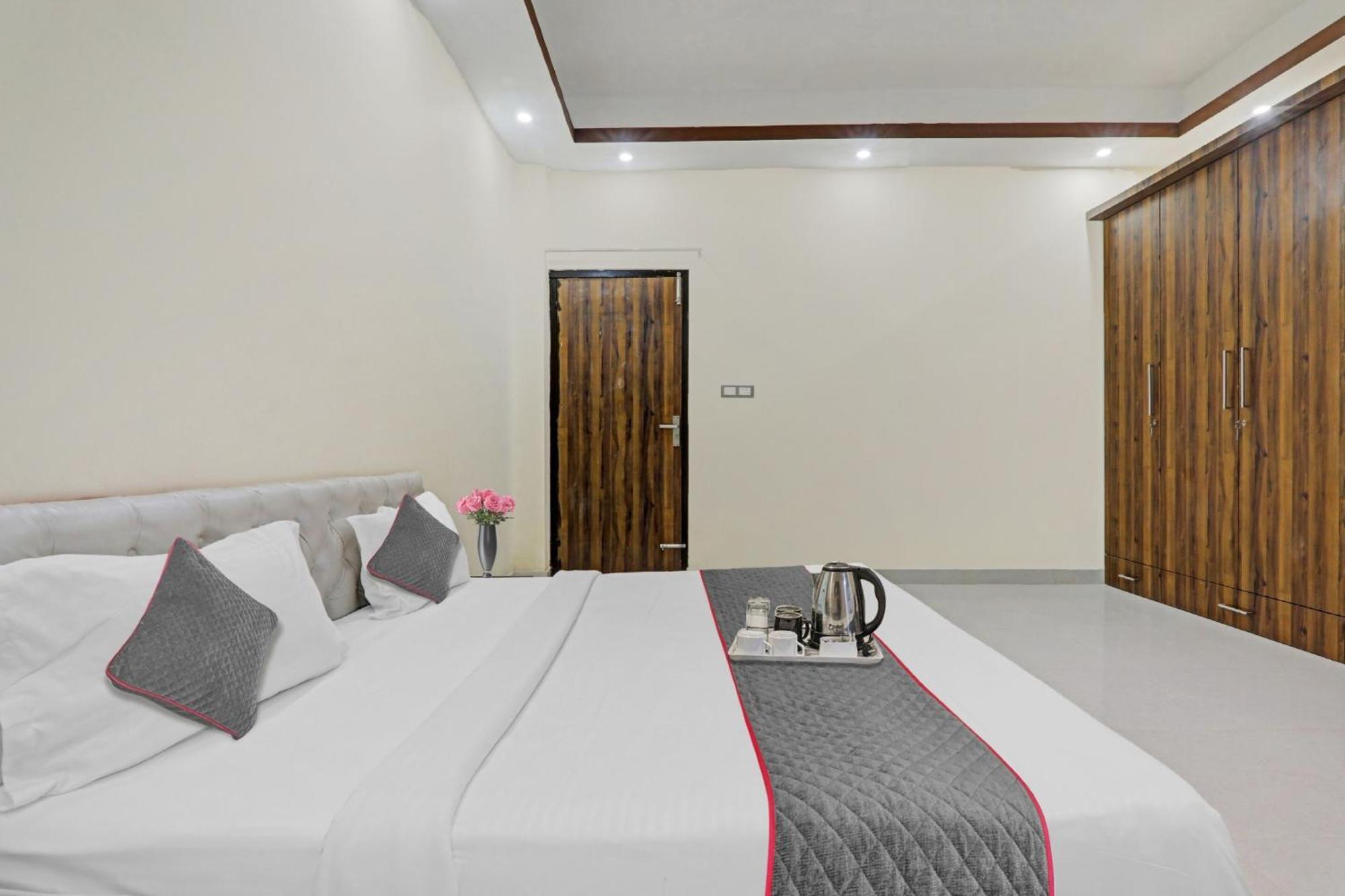 Townhouse Relax Inn Chinhat Extérieur photo