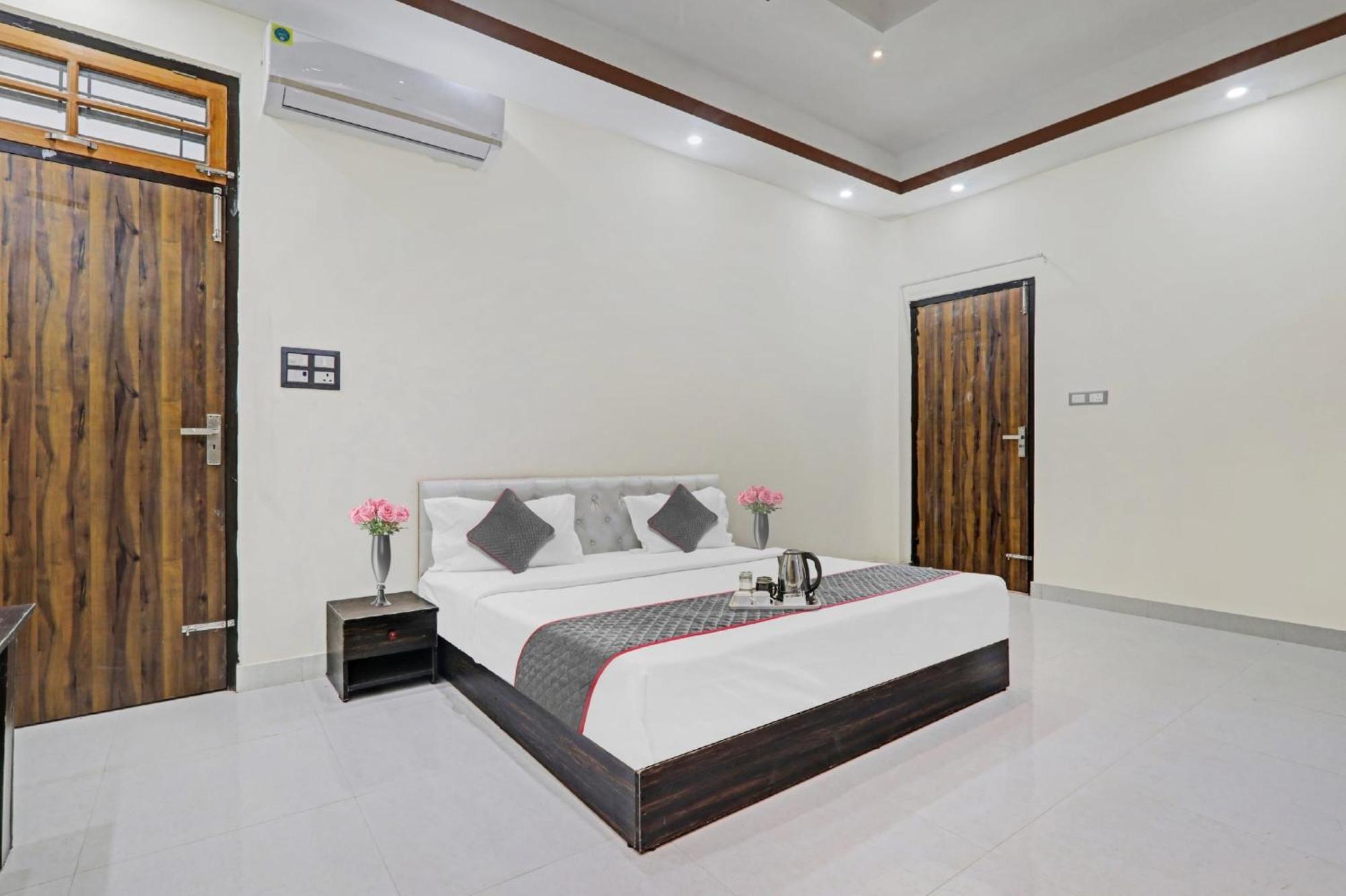 Townhouse Relax Inn Chinhat Extérieur photo